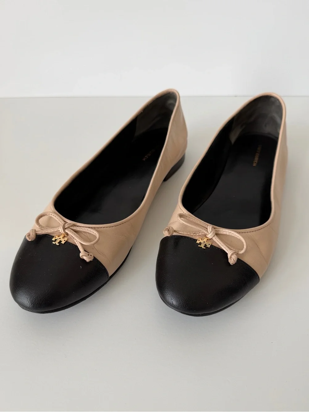 Tory Burch Cap Toe Ballet Flats in Ginger Shortbread / Perfect Black, Size 8.5M